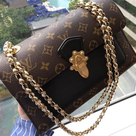 louis vuitton white purse gold chain